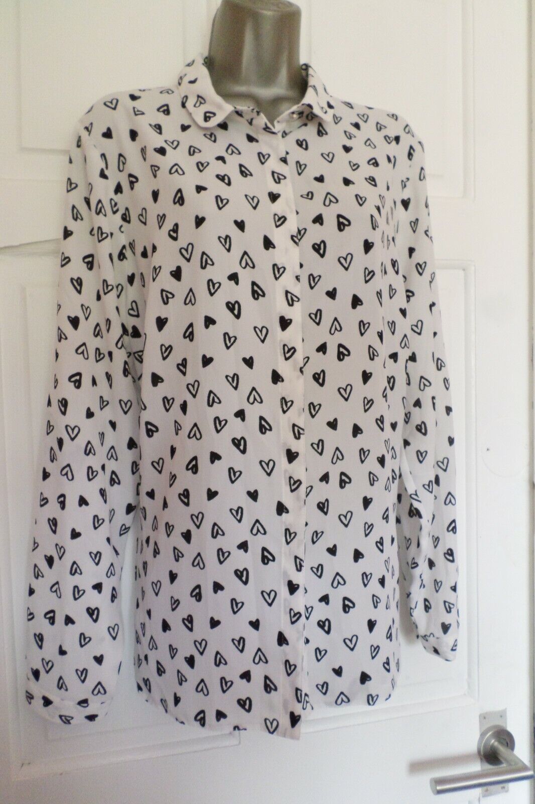 FABULOUS.....SIZE 18....BLACK & WHITE DITSY HEART PRINT BLOUSE...MUST SEE...LOOK