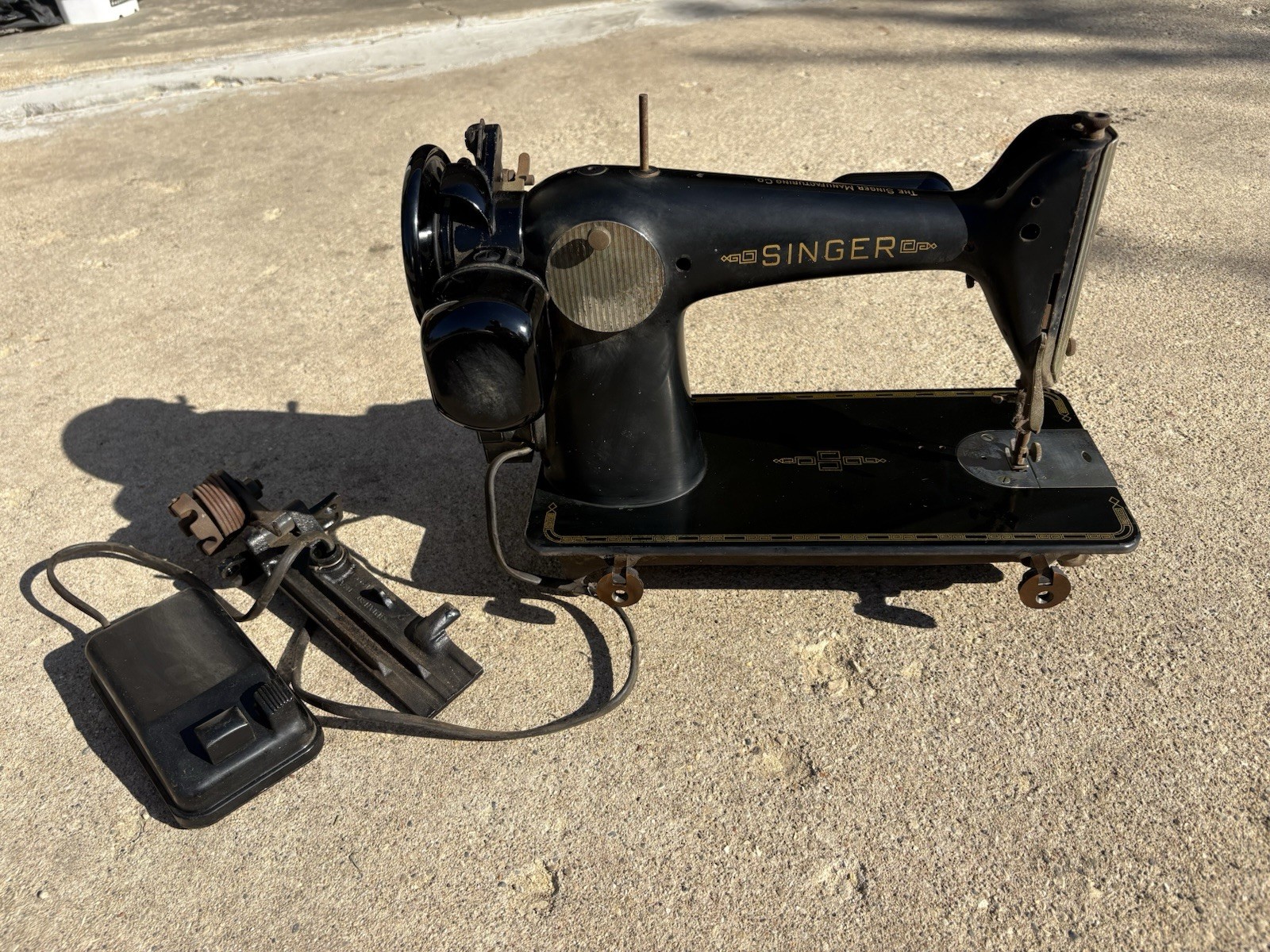 1936 Singer Sewing Machine Model 15 S/N AK888825 - UNTESTED, UNKNOWN CONDITION