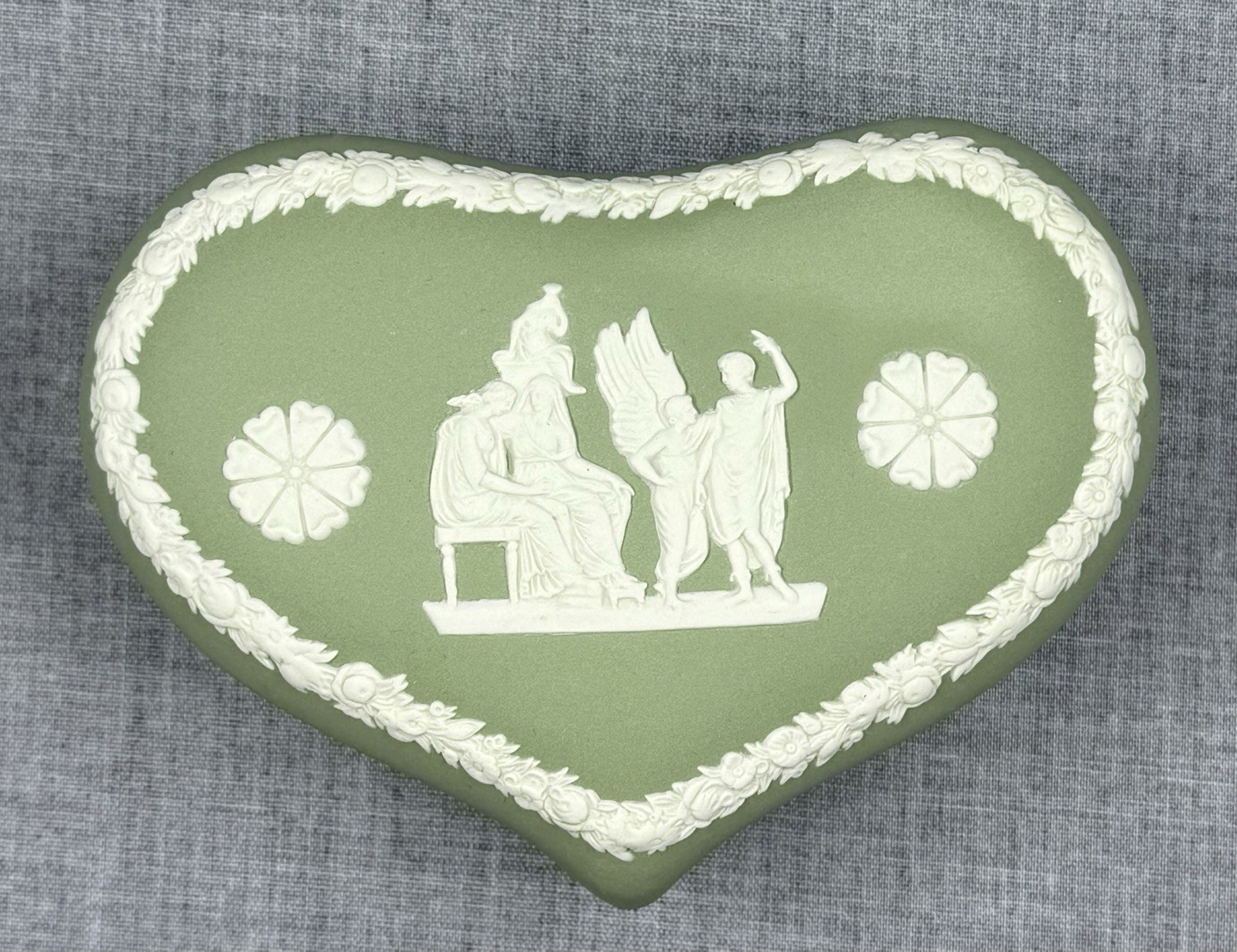 VINTAGE WEDGWOOD SAGE GREEN JASPERWARE HEART SHAPED DECORATIVE BOX