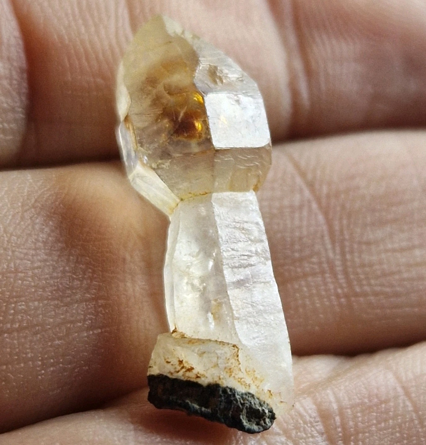 Petroleum Quartz Scepter 12.4ct. U.V. Reactive. Madagascar. 26.8*10.8*9.8 mm.