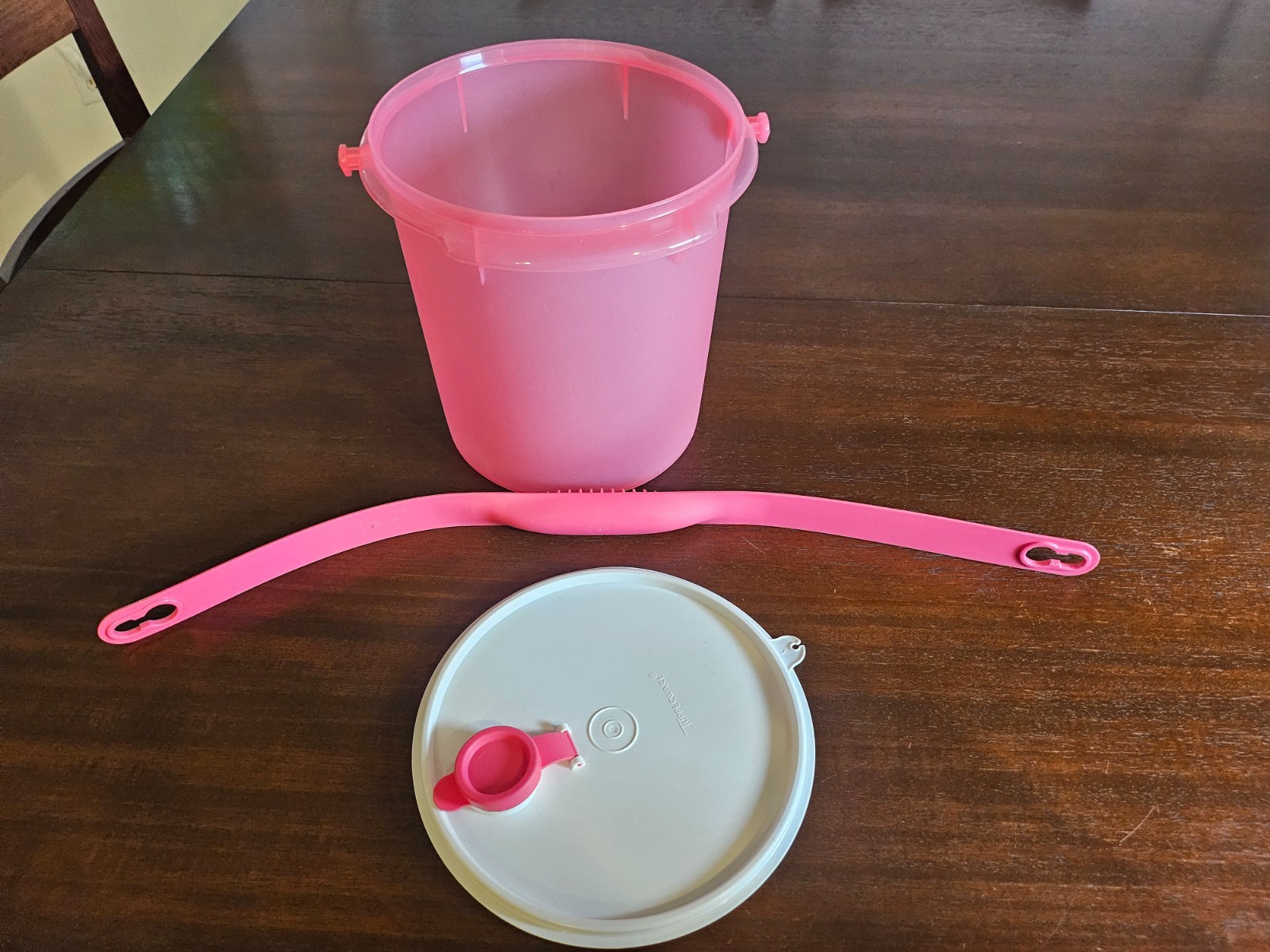 Tupperware Jumbo Canister-with pour-all seal & carrying handle Never Used Pink