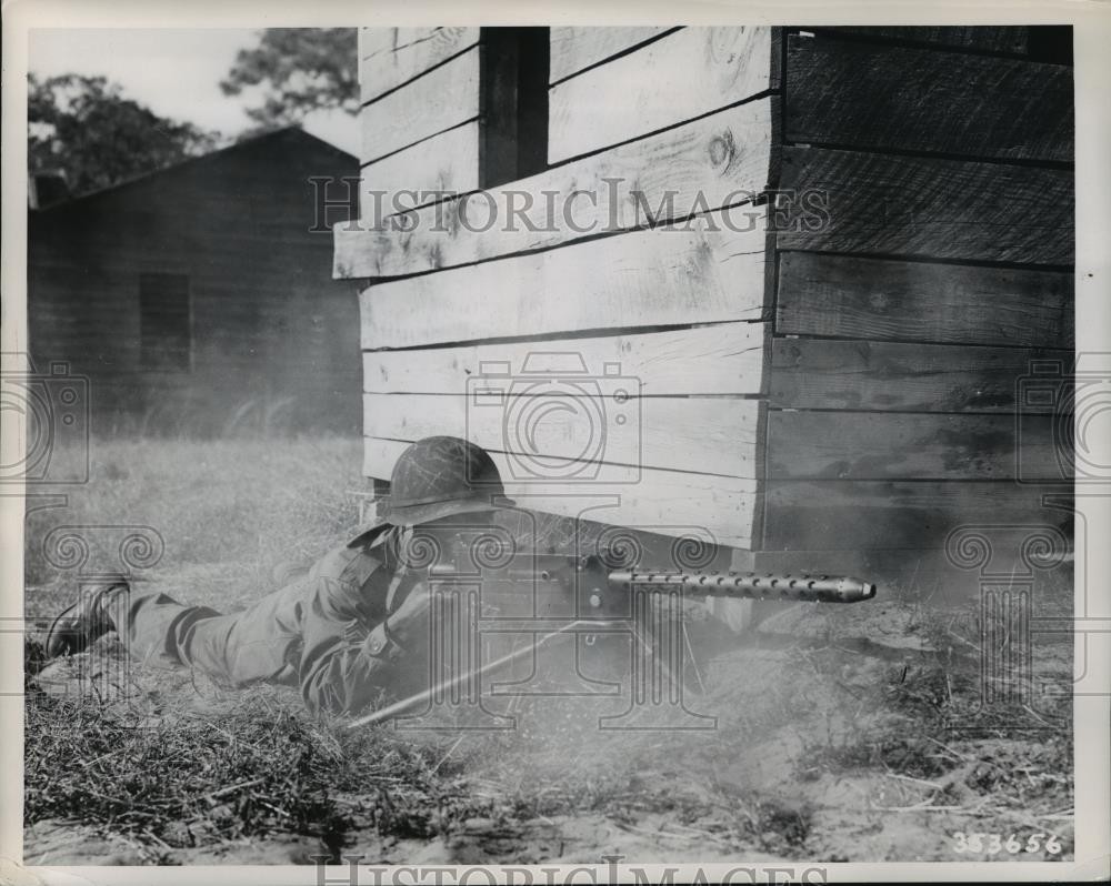 1951 Press Photo Sgt. George Rankins fires a light machine gun during maneuvers