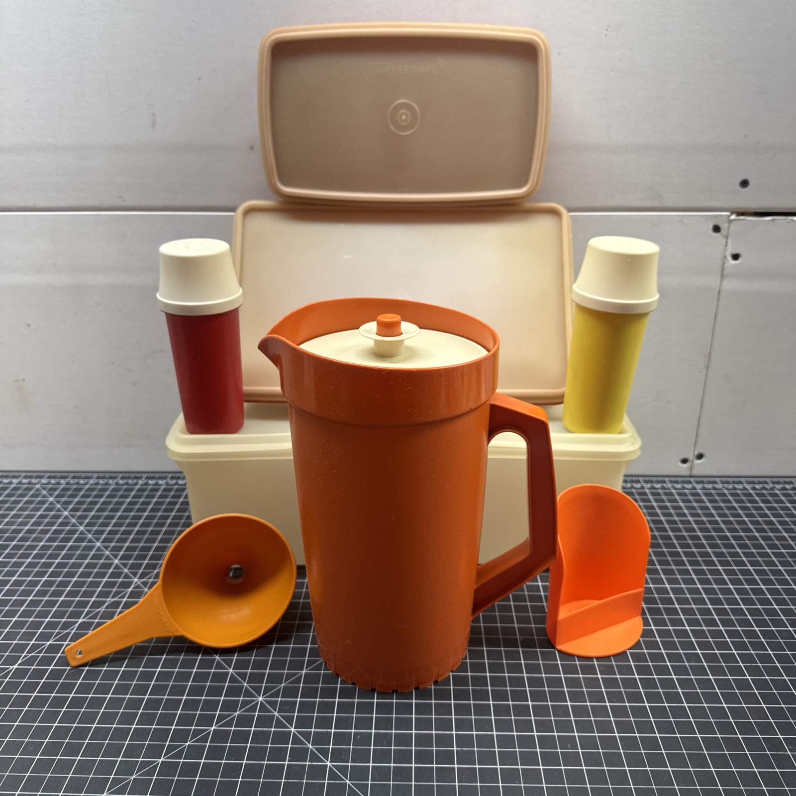 Vintage Tupperware Lot Of 8 Orange Yellow B4 Vintage Tupperware Lot Of 8 Orange Yellow B4