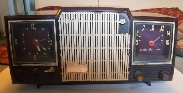 Vintage 1950s General Electric GE  Clock Radio Brown Model 920 For Parts /Repair