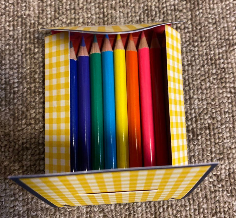 GUCCI 8-Color Colored Pencils Checkered Package Novelty Rare Item