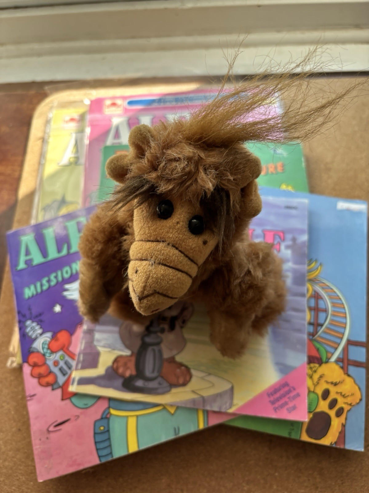 Alf SITCOM 1986 MEMORABILIA . Original Books , Original Stuffed Alf , Etc .
