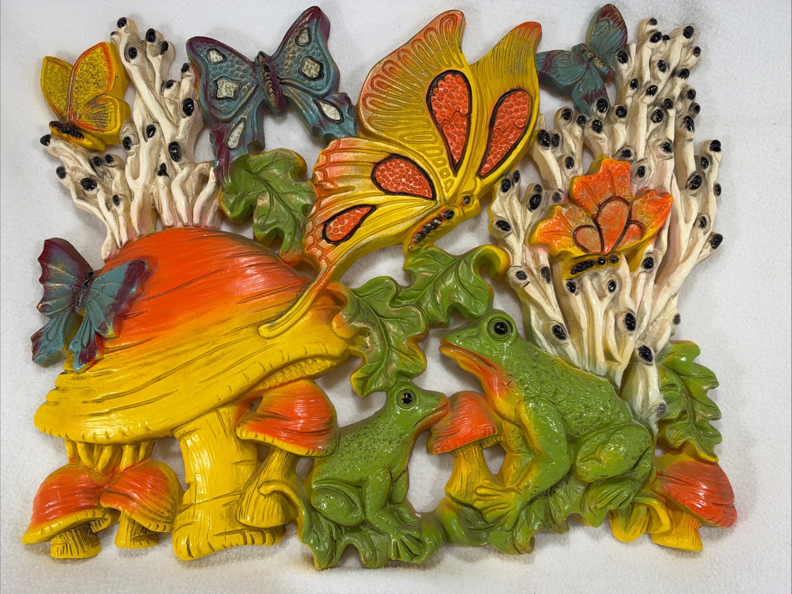 Vintage 1970’s Homco Plastic Wall Plaque Frogs,Butterflies & Mushrooms