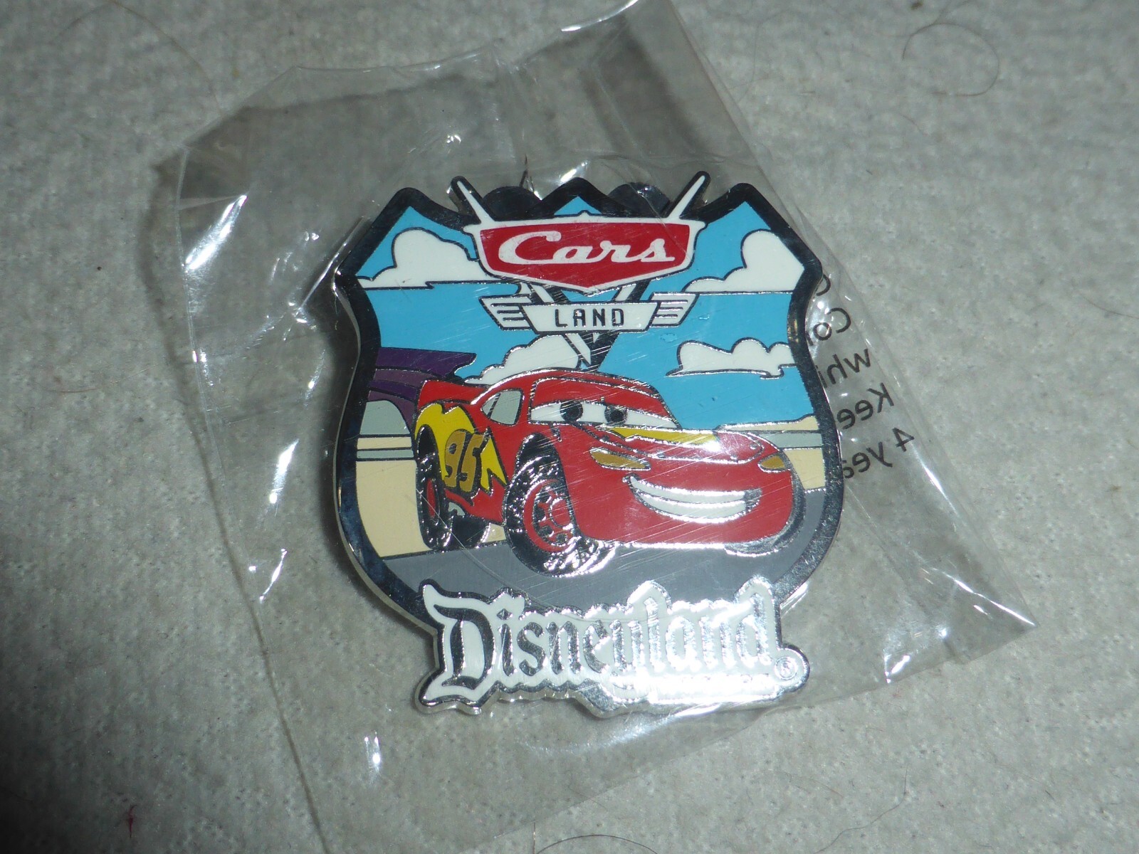 VINTAGE WALT DISNEY RESORT DISNEYLAND CARS LAND LIGHTNING MCQUEEN PIN NEW TRAVEL