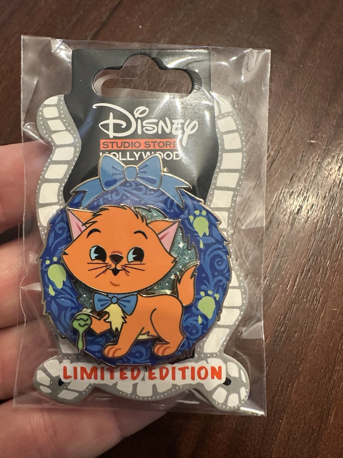 Disney DSF DSSH The Aristocats Toulouse Holiday Cat Wreath LE 400 Pin Disney DSF DSSH The Aristocats Toulouse Holiday Cat Wreath LE 400 Pin
