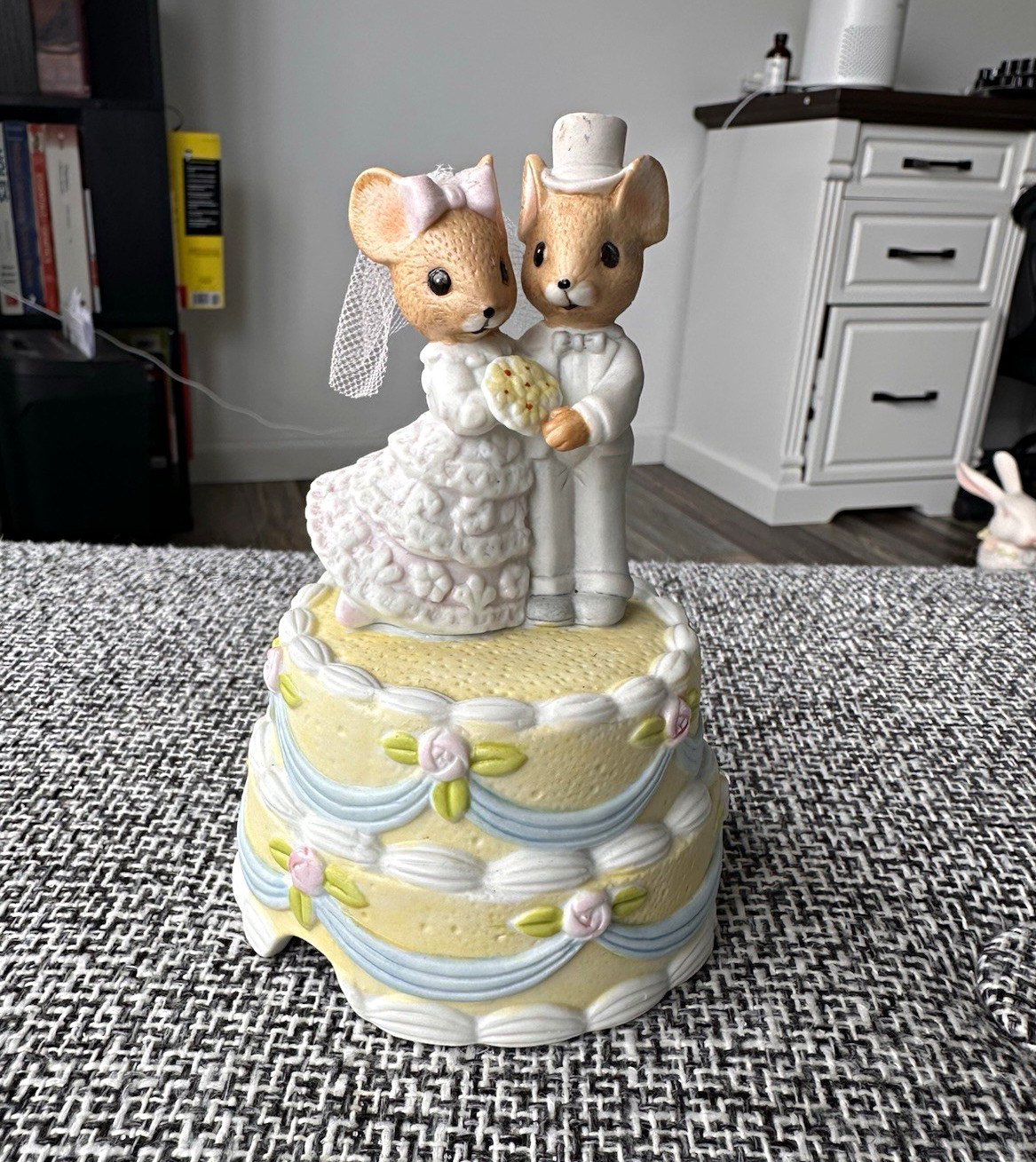 Enesco Charming Tails Musical Bride & Groom Mouse Wedding Cake Figurine