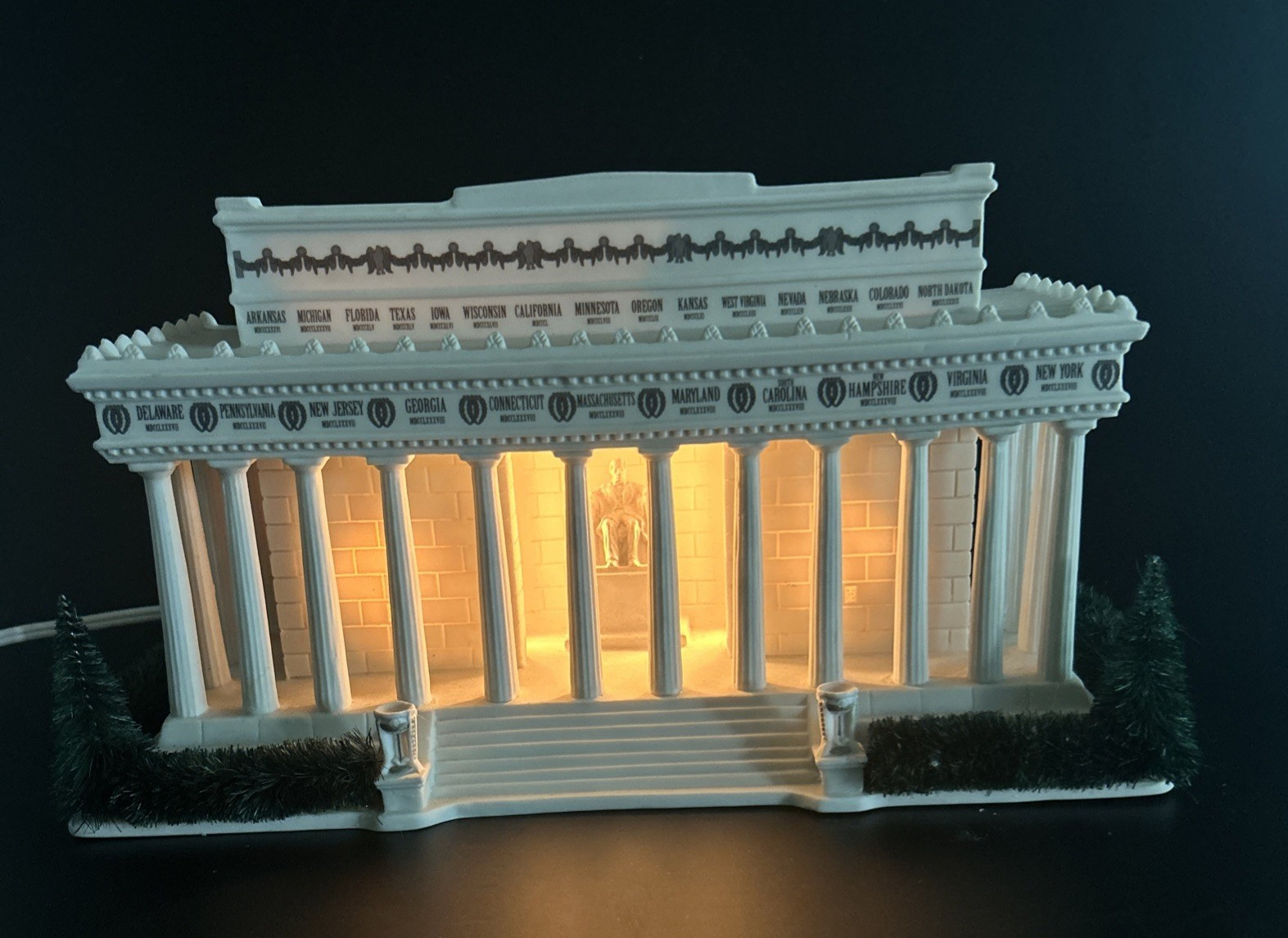 Dept.  56 Retired Lincoln Memorial American Pride Illuminated Monument Replica