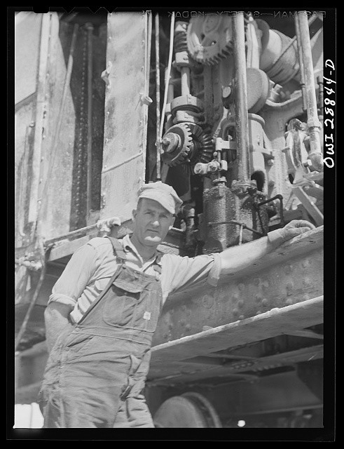 Photo:Oilfield Worker Drilling Rig 1935-1945 Overalls Machinery Roadside