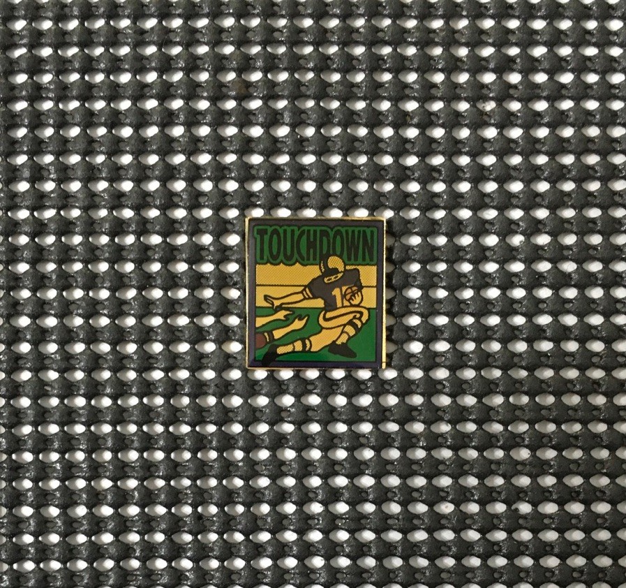 VINTAGE TOUCHDOWN FOOTBALL PLAYER BALL HELMET SPORTS LAPEL HAT PIN