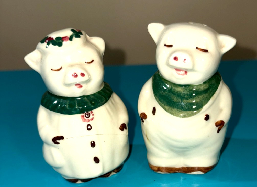 Vintage 1940 Shawnee Shamrock Winnie & Smiley Pig Salt & Pepper Shakers