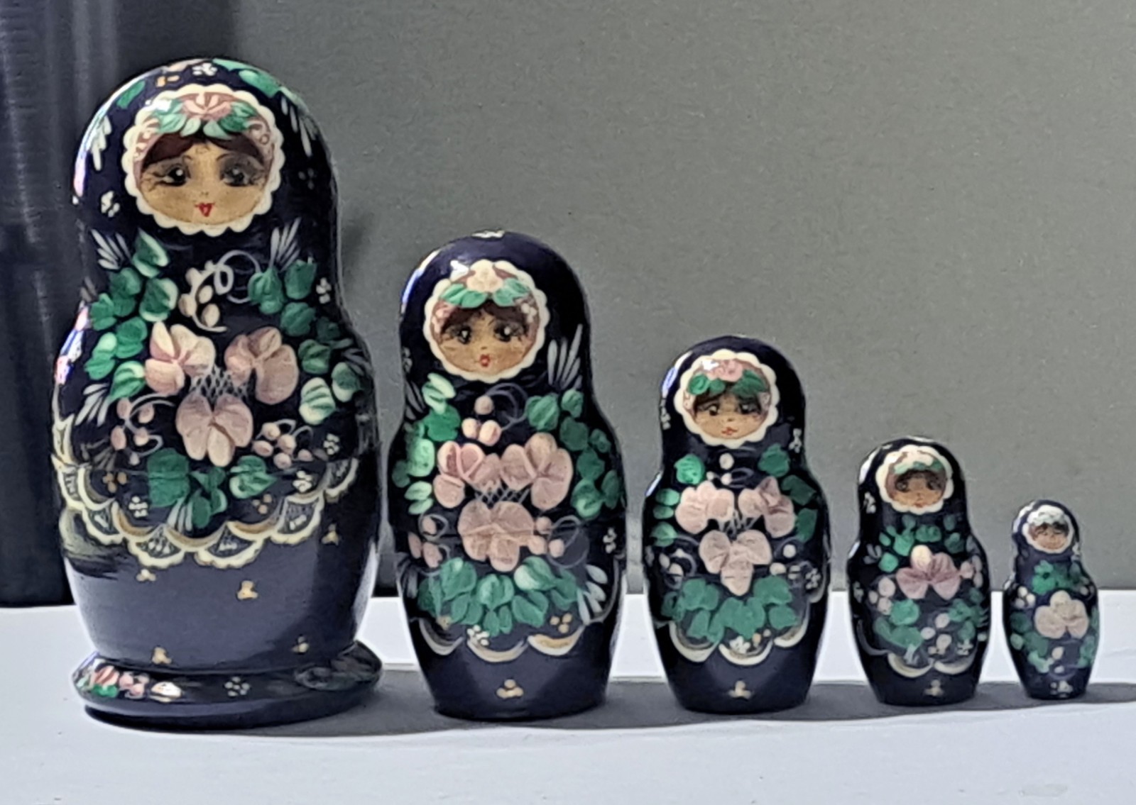 Vintage 1999 Russian Matryoshka Wooden Hand Painted Set of 5 Nesting Dolls
