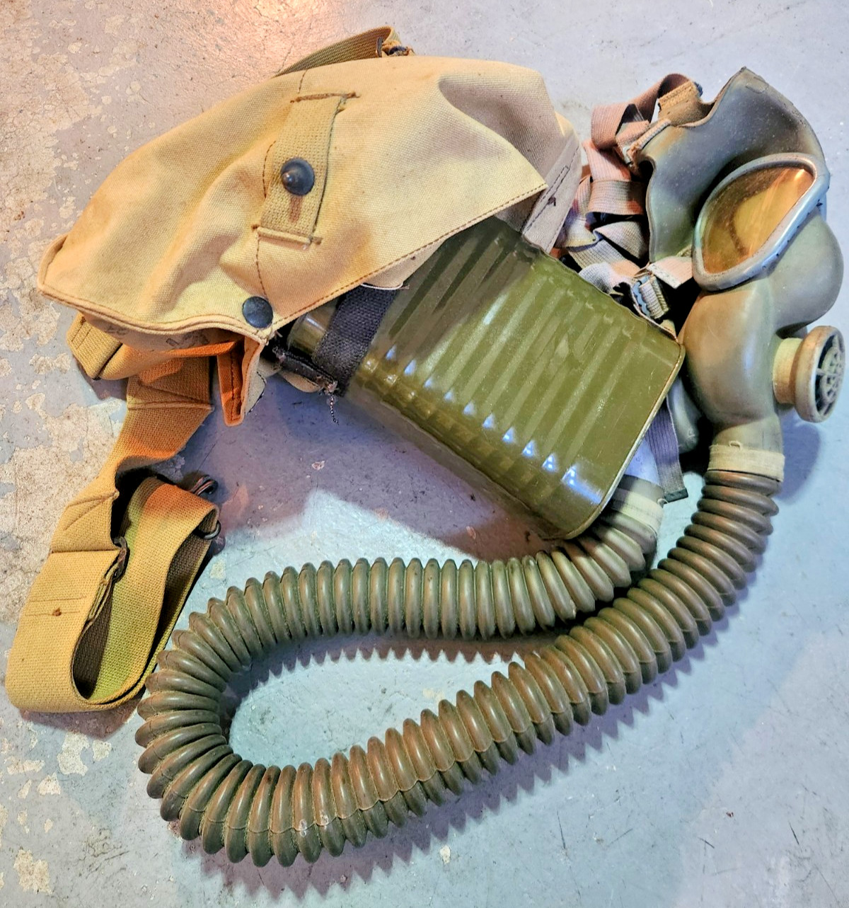 WW2 US Army  Diaphragm Service Gas Mask Hose Bag Pouch WWII Military Very Nice