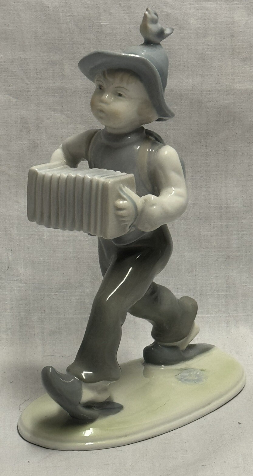 VNTG Kunstporzellan Ilmenau GDR Porcelain Figurine Boy Accordion Bird Hat- MINT
