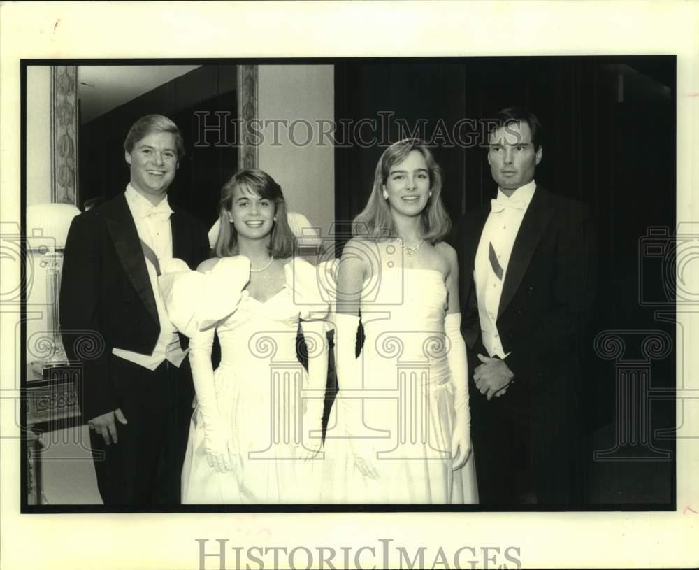 1989 Press Photo Attendees at the Bachelors' Club event - nob89174