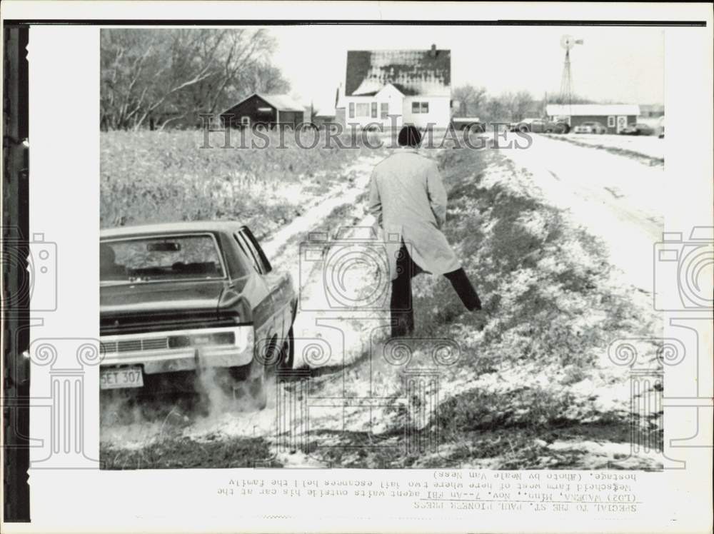 1973 Press Photo An FBI agent waits outside his car at Wegscheid farm in Wadena