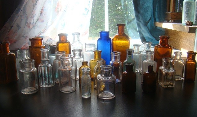 ANTIQUE THIRTY (30) PIECE MEDICNE-APOTHECARY MINIATURE BOTTLE LOT - (2\
