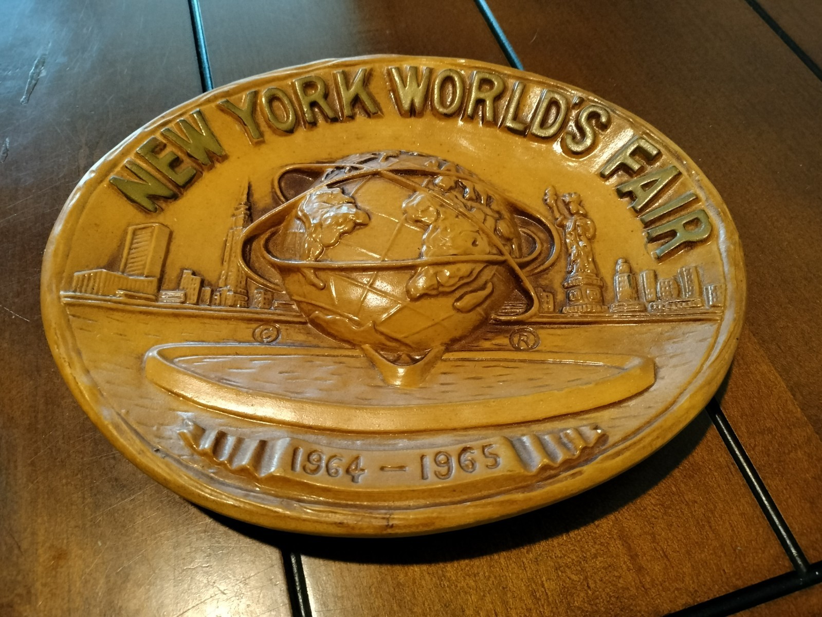 Vintage 1964-1965 New York WORLD'S FAIR Unisphere Bisque Wall Plate 3-D Z23