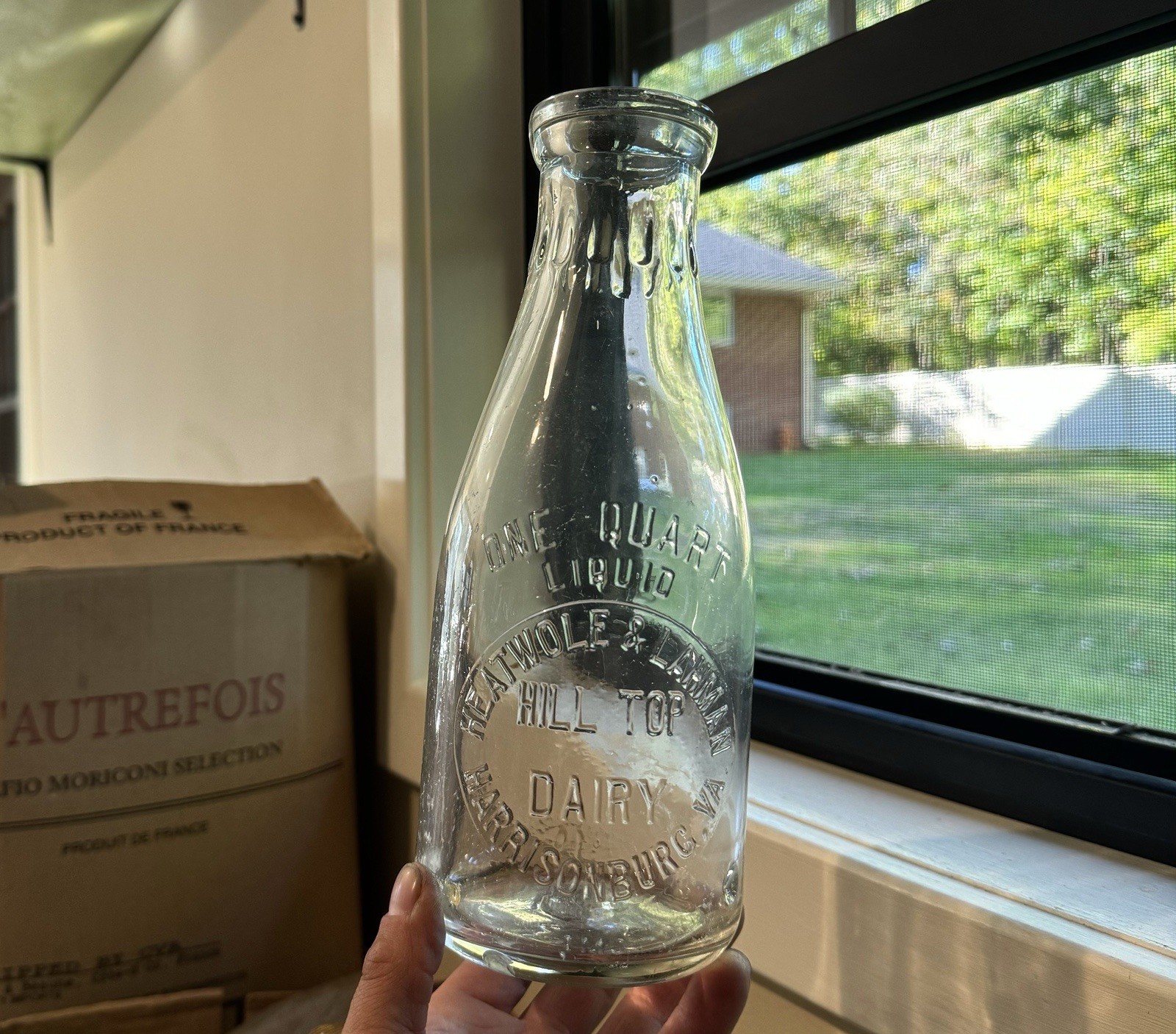Heatwole & Lahman Hill Top Dairy Harrisonburg VA Rare Early Emb Qt Milk Bottle