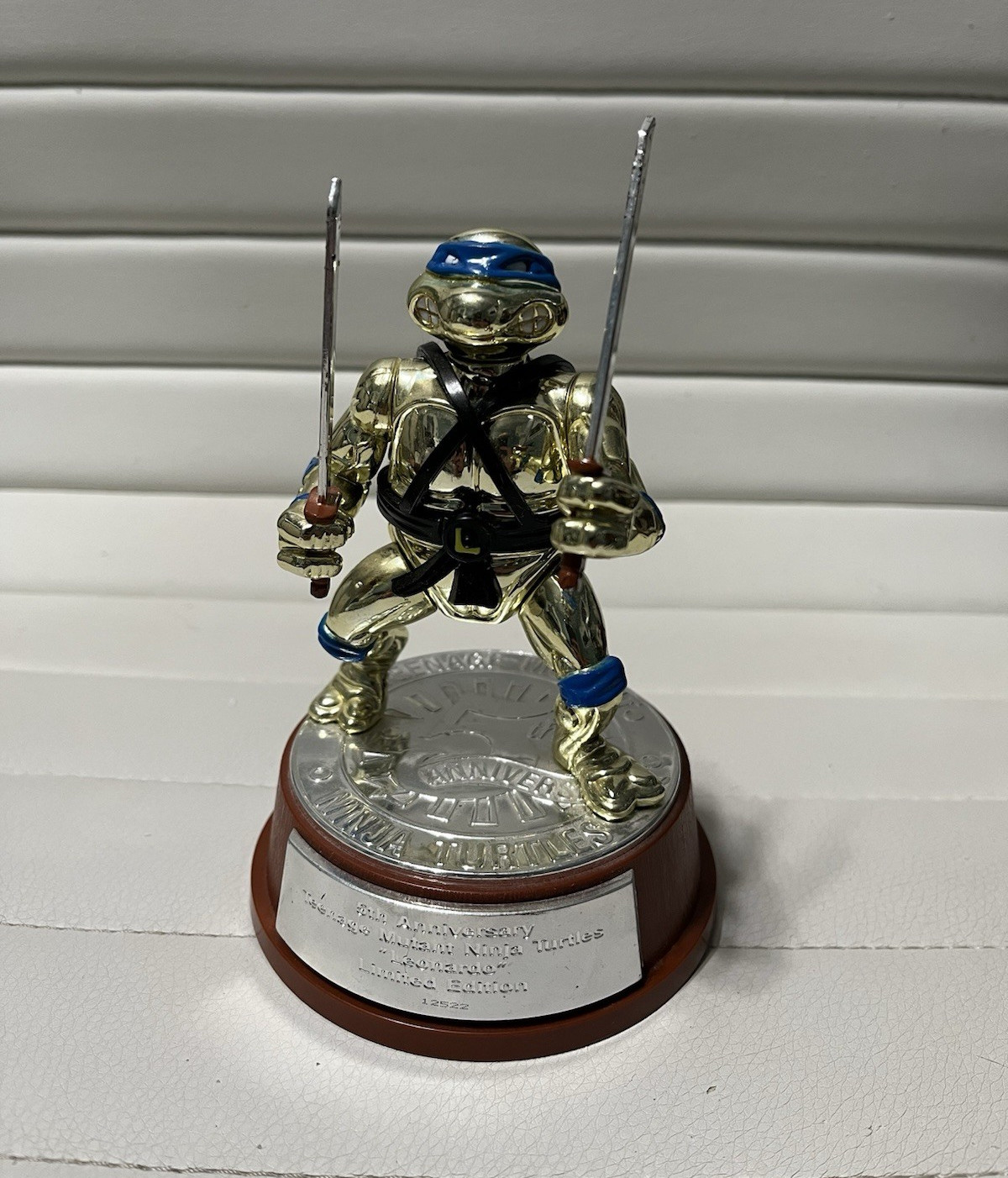 TMNT Leonardo Limited Edition Gold Figurine w/ Base Blockbuster #12522 TMNT Leonardo Limited Edition Gold Figurine w/ Base Blockbuster #12522