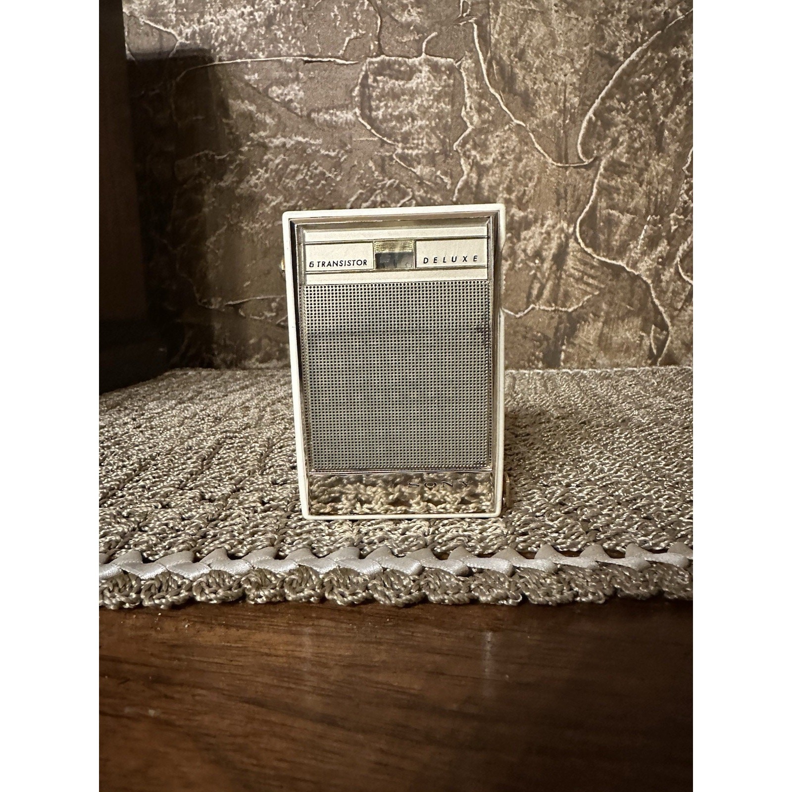 Vintage Sony TR-630 Deluxe 6 Transistor AM Pocket Radio Japan Powers On Static
