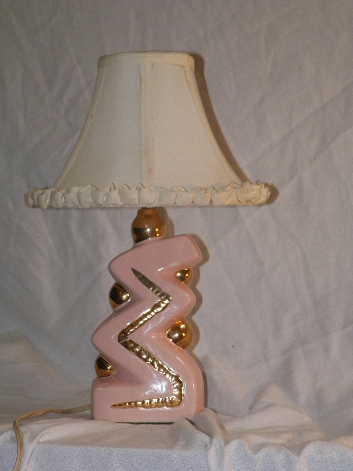 1950\'s HOWARD KRON ZIG ZAG  CERAMIC  LAMP W/SHADE  PINK & GOLD GREAT CONDITION