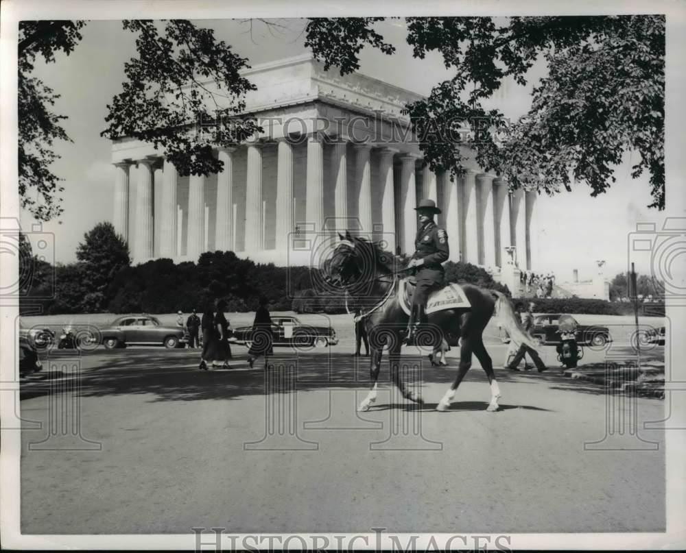 1954 Press Photo Mounted Police Lee Dobb patrols The Lincoln Park, Washington