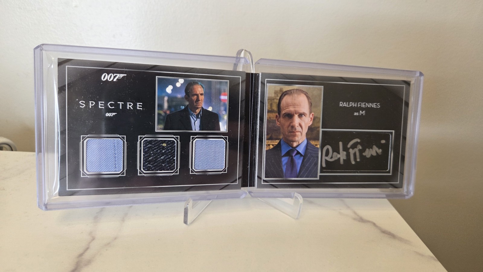 2024 UD BLACK DIAMOND 007 JAMES BOND AUTO RELIC BOOKLET RALPH FIENNES as M 23/25