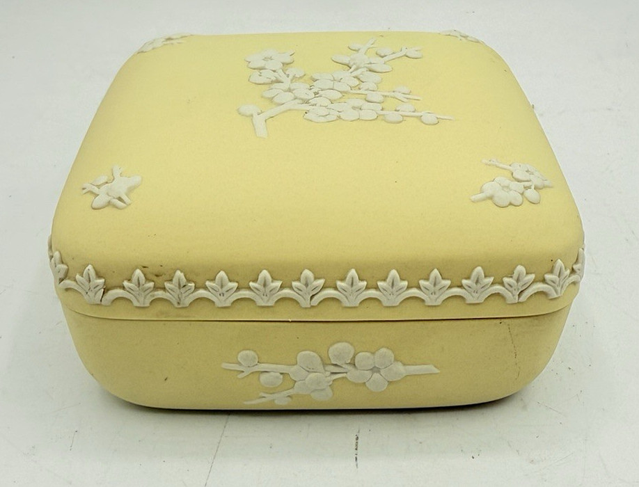 Vtg Wedgwood Primrose Yellow Jasperware Square Trinket Box White Prunus Blossom