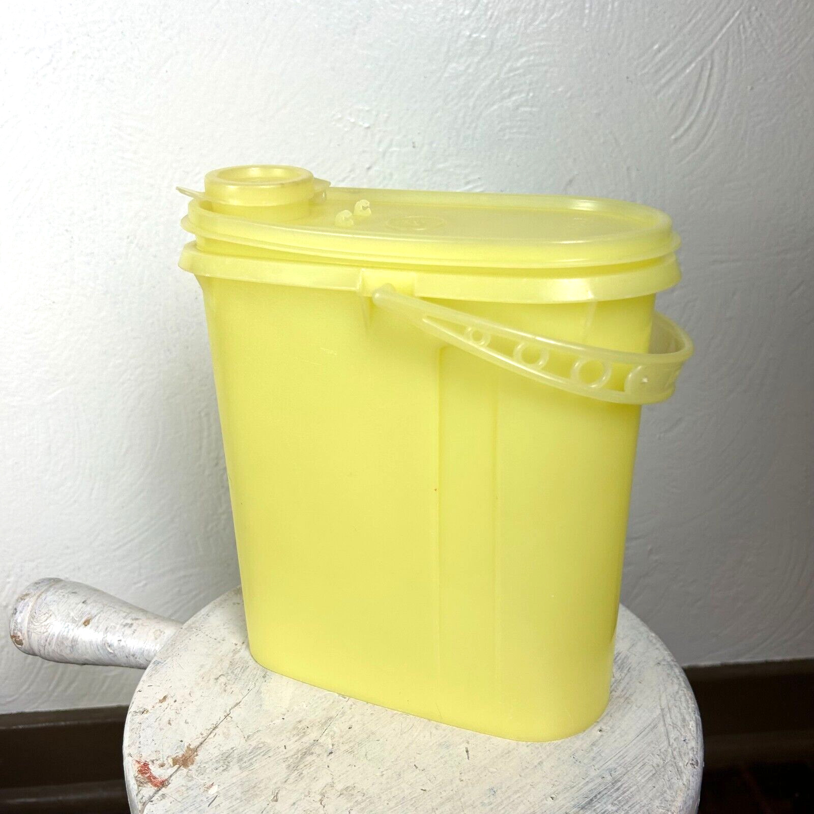 Vintage TUPPERWARE 587 Yellow Store N Pour 2QT Beverage Buddy Handle Lid Pitcher