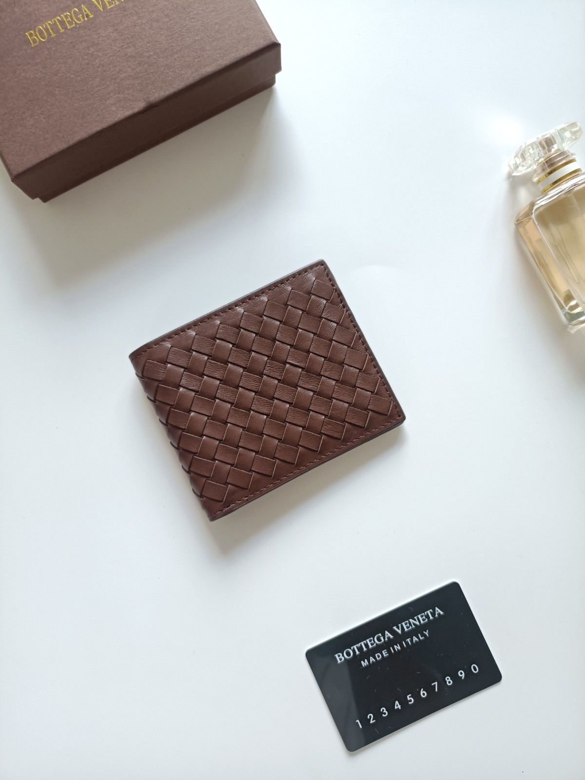 BOTTEGA VENETA Men’s Intrecciato Lambskin Leather Bifold Wallet Brown 743211