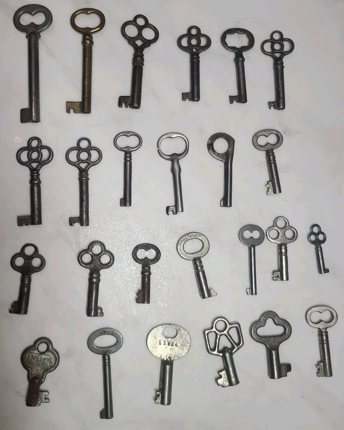 Lot of 25 Vintage Skeleton Keys Bulk Hollow Barrel Clock Winding Steampunk Craft