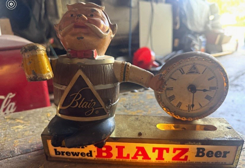 Blatz Beer Breweriana Advertising Collectible Desk Clock Vintage Display
