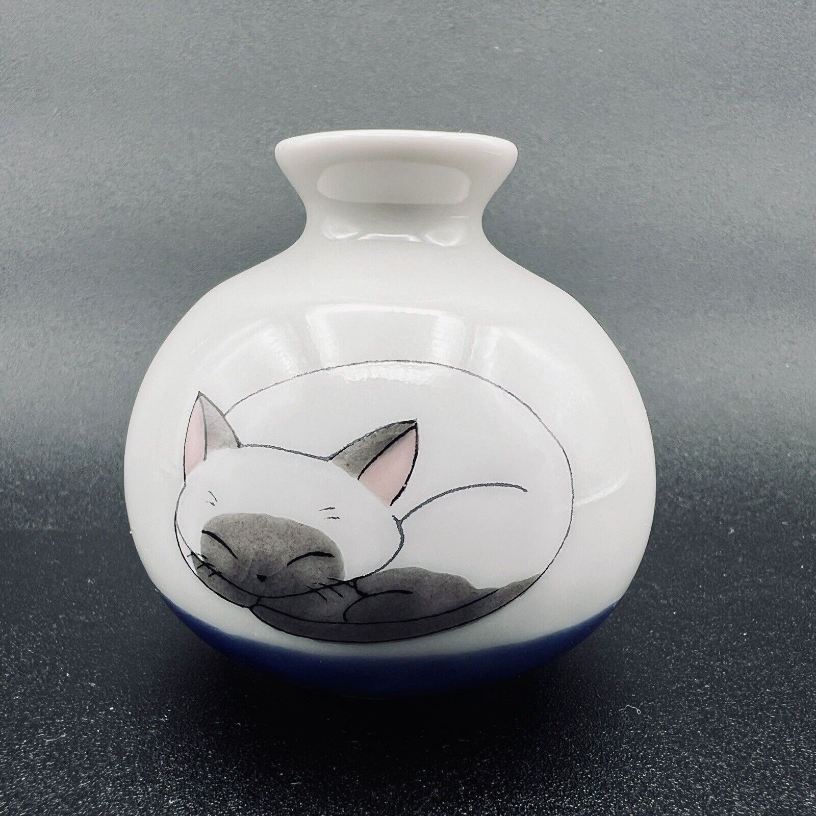 Kutani Yaki Ware Mini Flower Bud Vase Sleeping Cat Neko Made in Japan NEW