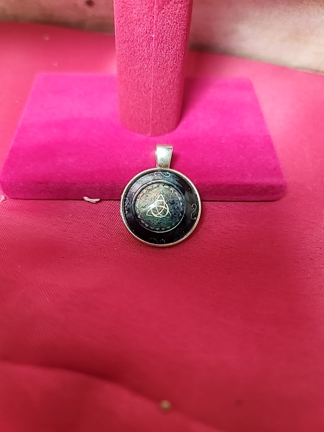 Triquetra, Celtic symbol of lover's promise Pendant