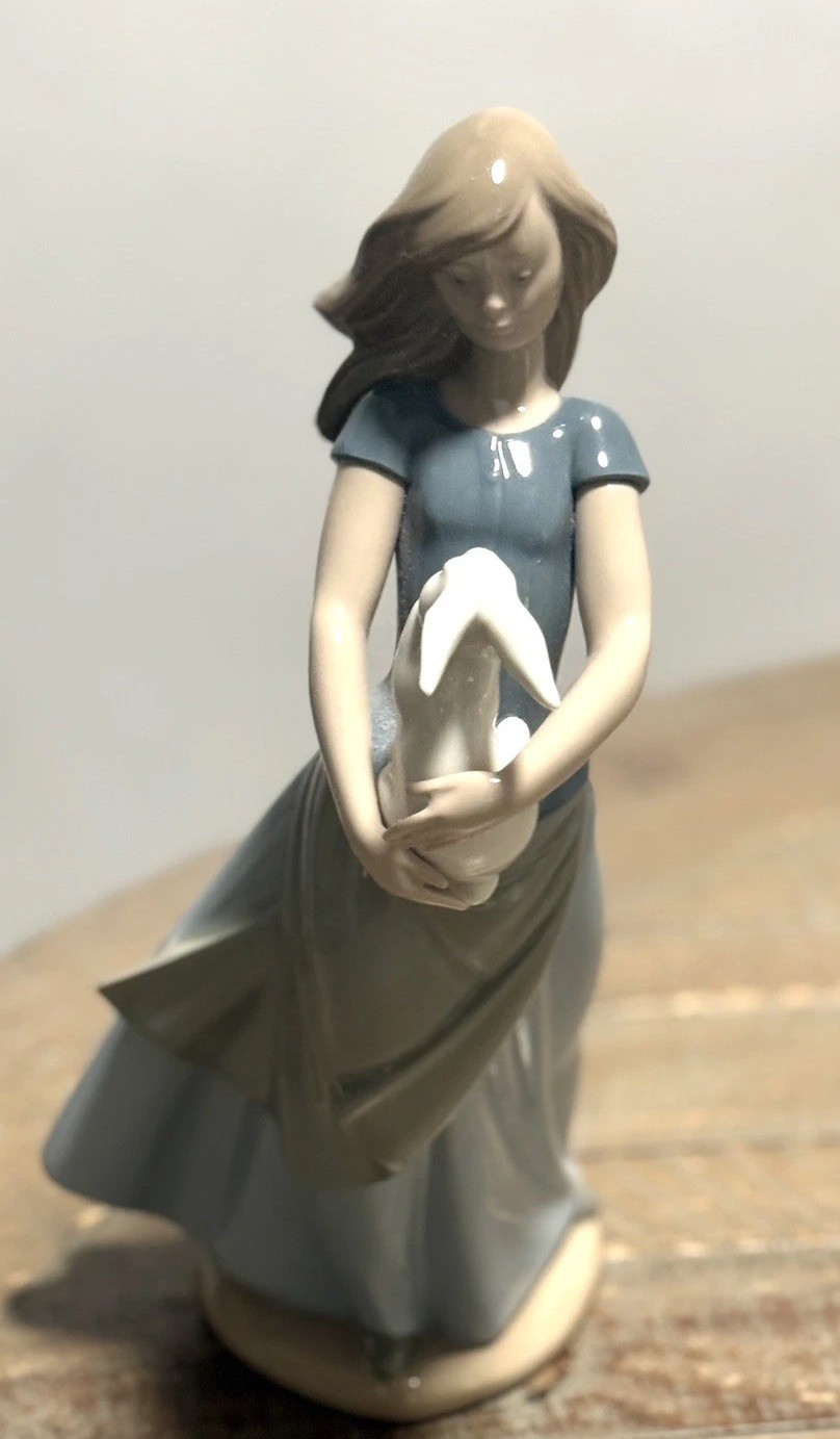 NAO by Lladro 4701 Girl w Bunny Rabbit MINT Rare Porcelain Retired Porcelain
