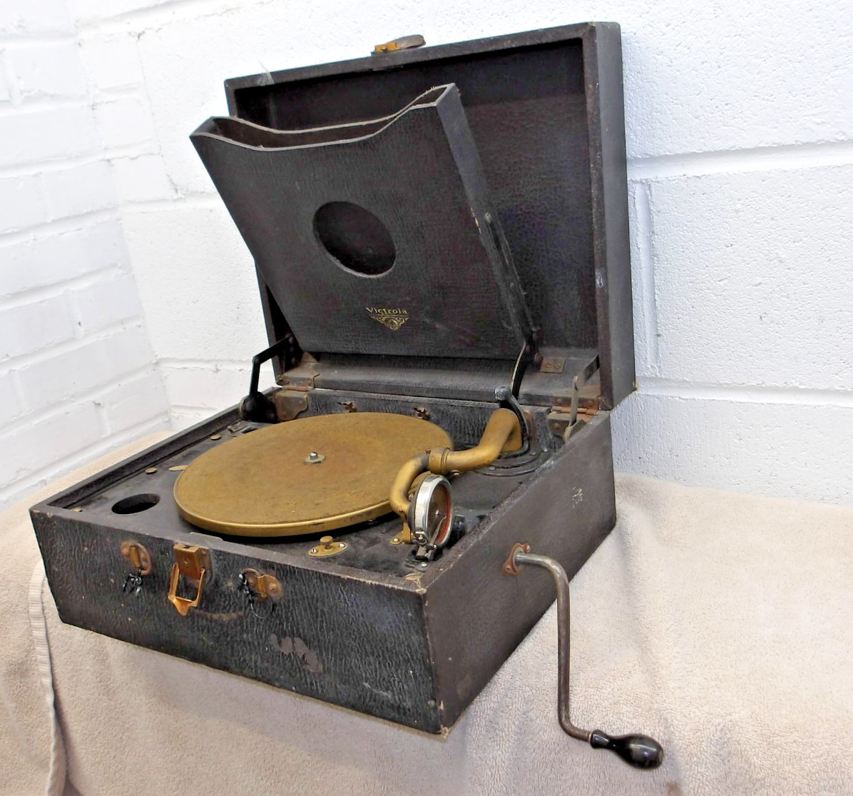 1920s antique portable suitcase wind-up phonograph made by the Victor Talking