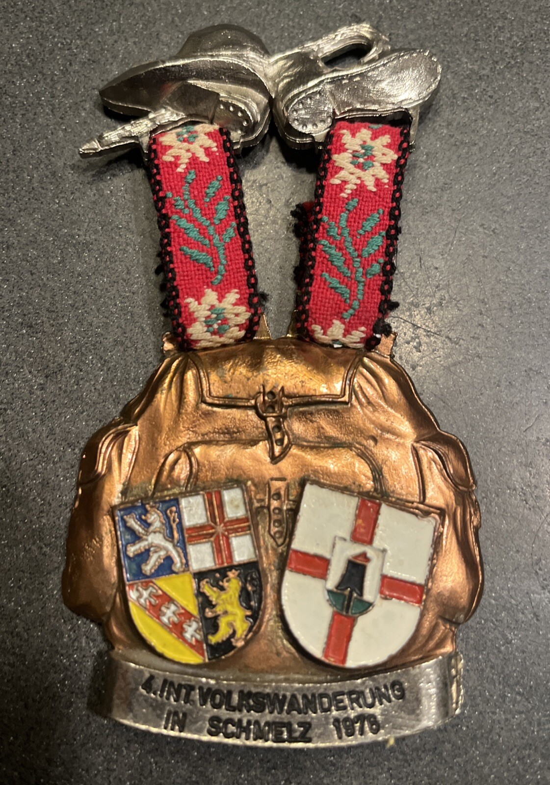 VINTAGE VOLKSWANDERLING VERY COOL GERMAN HIKING MEDAL IN SCHMELZ 1975 CREST BOOT