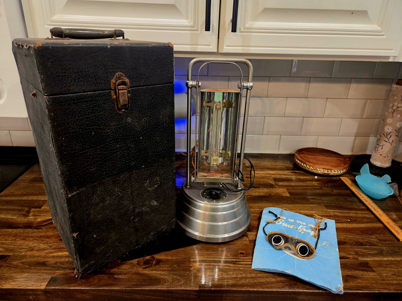 Vintage 1940s Sun-Kraft Model A-1 UV Ray Lamp Case Manual Goggles Untested