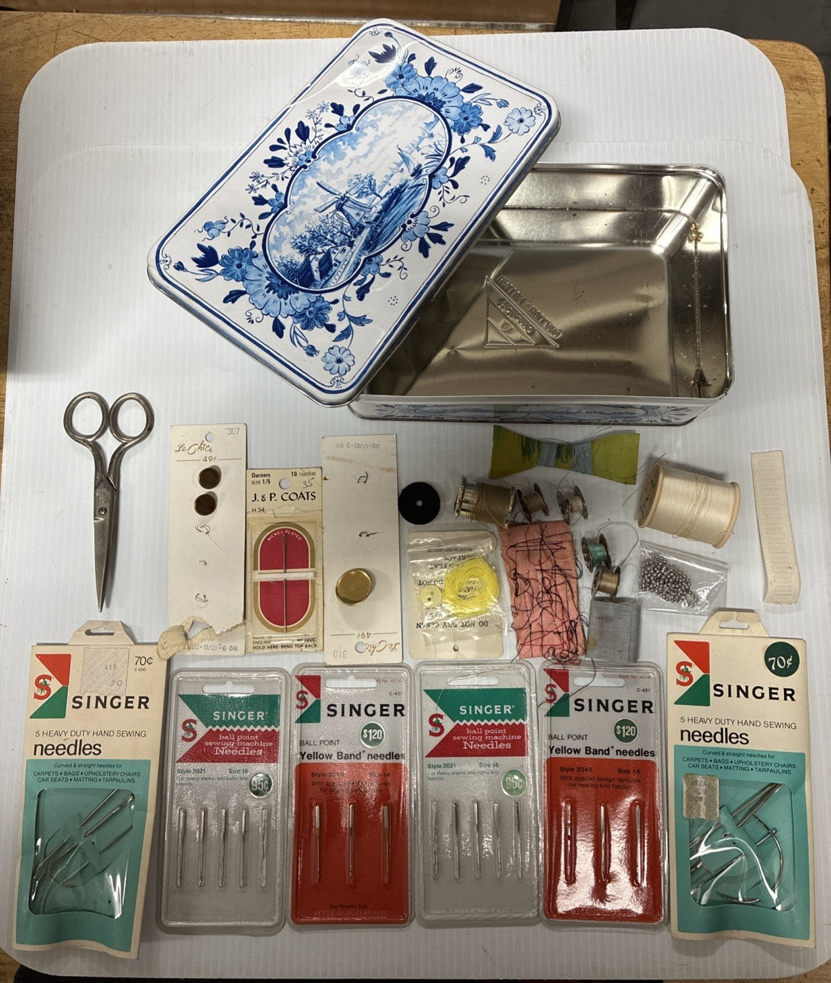 VTG Hellema Hallum Holland Cookie Tin w/ Mix Lot of Sewing Items (FC202-6Q5324