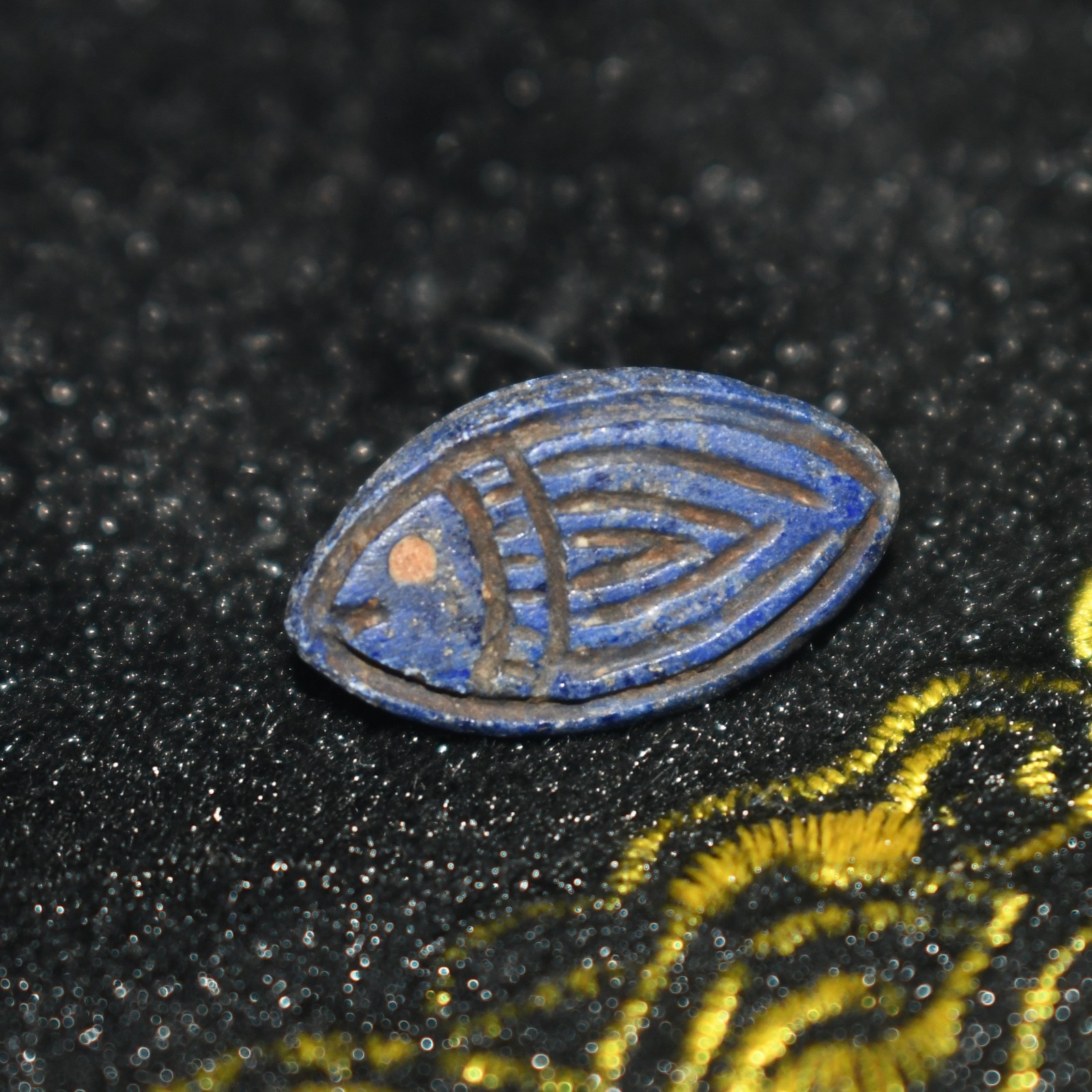 Ancient Near Eastern Lapis Lazuli Stone Amulet Fish Bead in good Condition