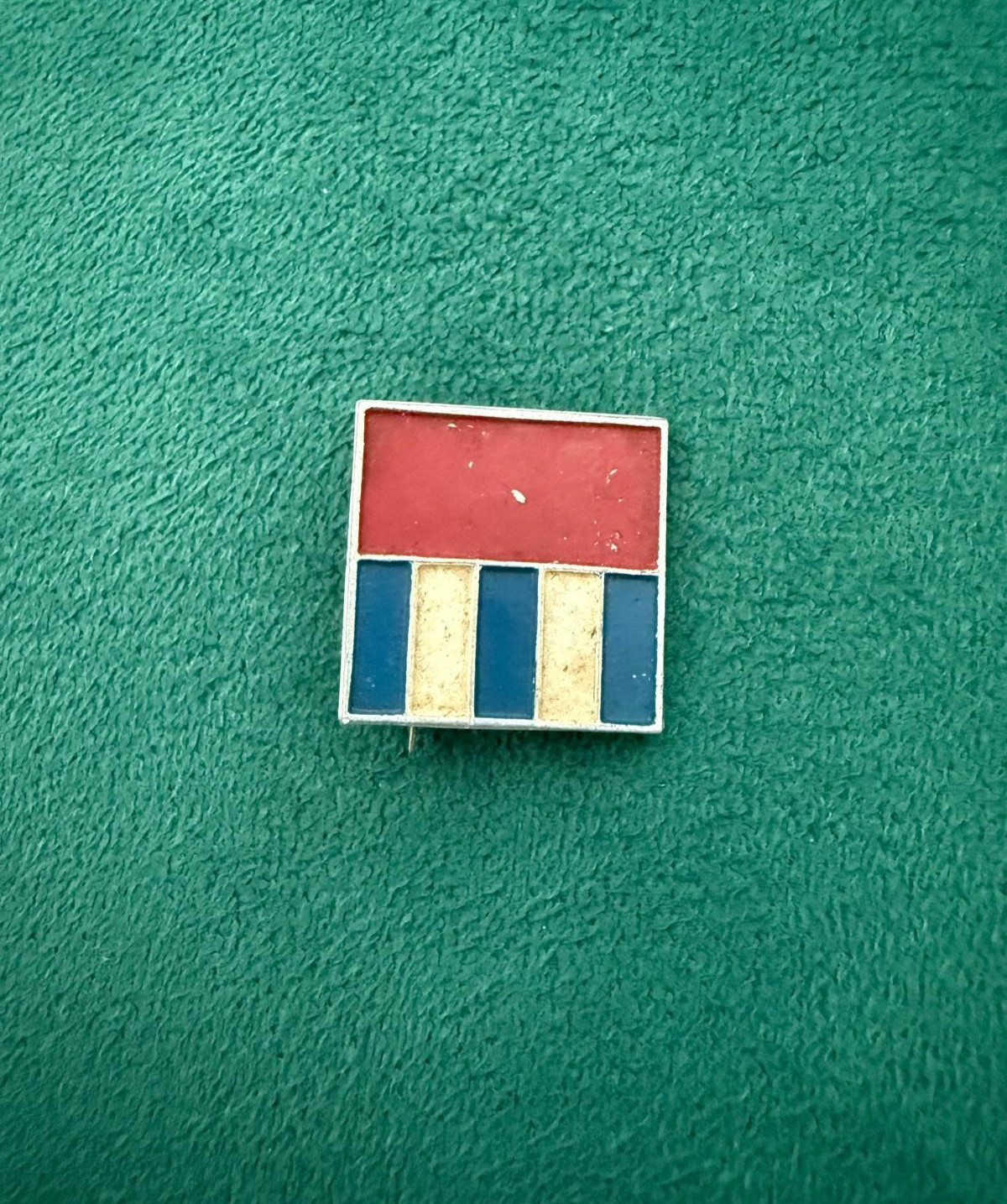 CUBA VINTAGE CUBAN FLAG RED WHITE BLUE ENAMEL LAPEL PIN BADGE FIDEL CASTRO