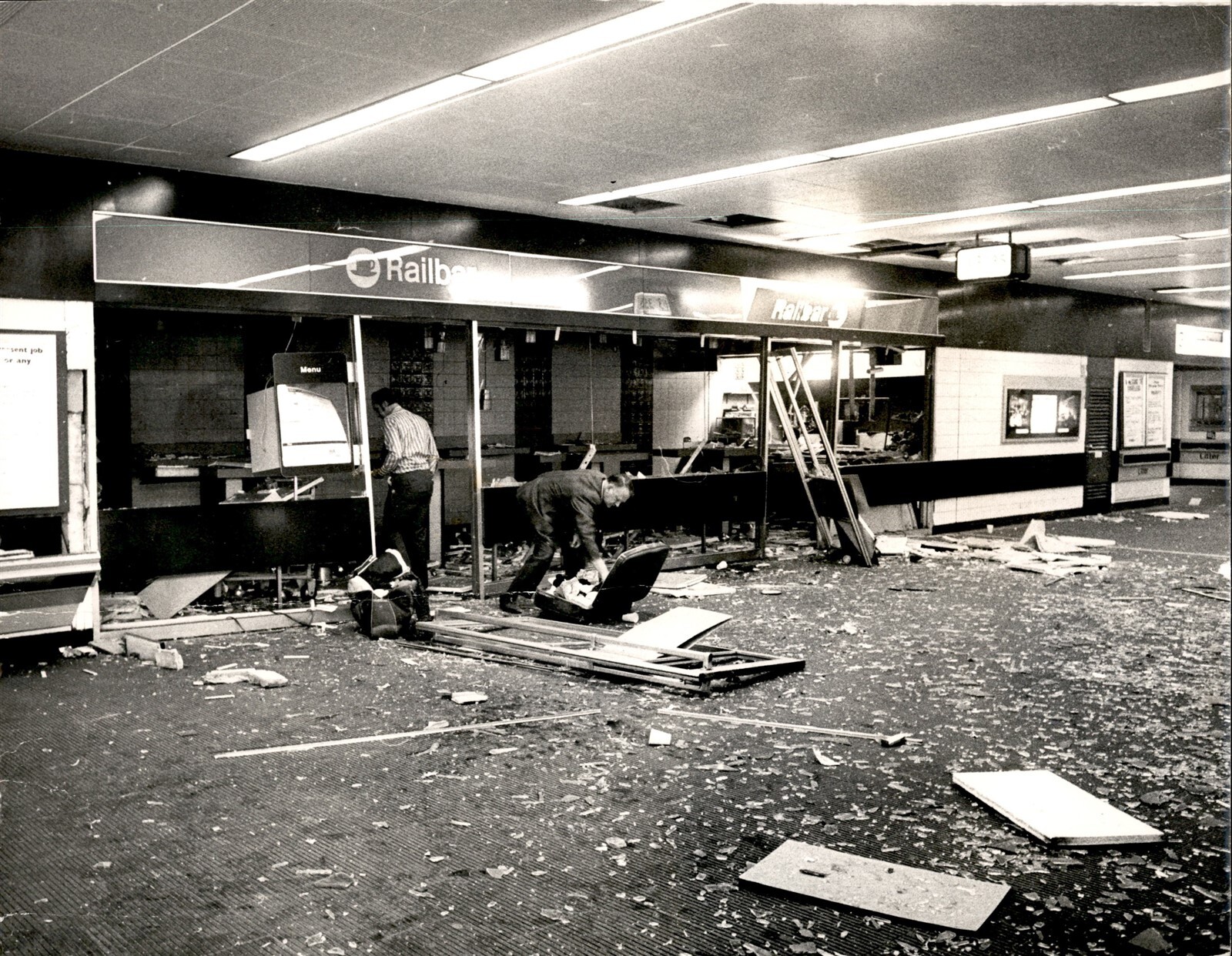 LG105 1973 Original Photo IRA BOMB EXPLOSION DAMAGE AT EUSTON STATION CONCOURSE
