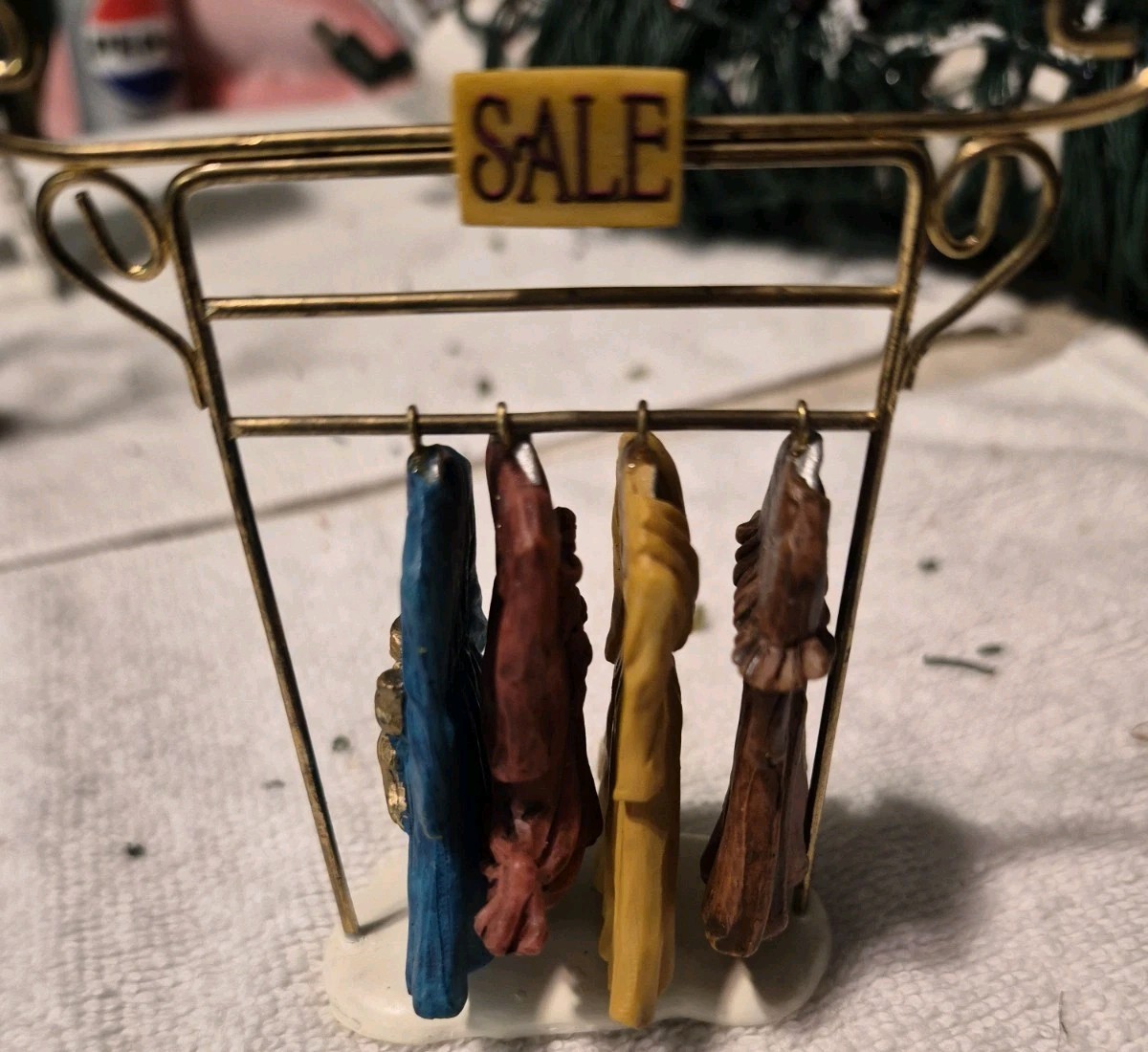 Lemax BARGAIN HUNTING  Piece Victorian Shopper 2005 Christmas Village