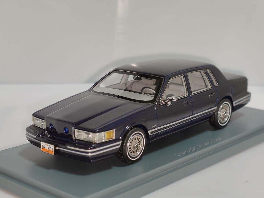 Neo Lincoln Town Car Mini Car 1/43 Blue Age14+