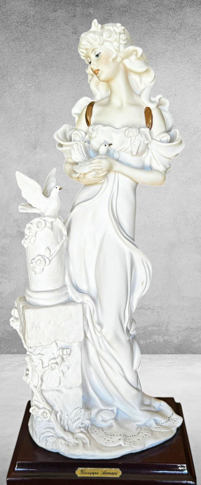 Giuseppe Armani Lady w/Doves 0950C 1987 Florence Italy Porcelain Sculpture
