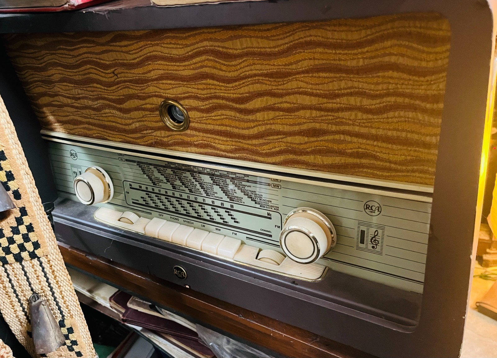 Vintage RCA Model 67QR73-FM-W Tube Radio Super heterodyne, Graetz Germany, 1956